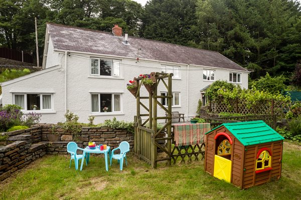 No 1 & 2 shared front garden/sitting area